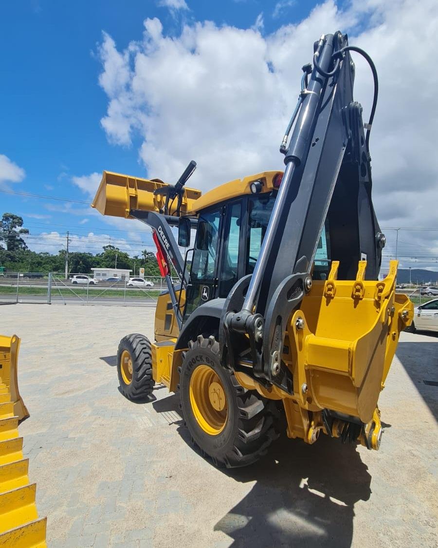 Retroescavadeira New Holland em operação